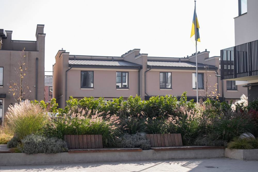 ЖК Silent Park: дерев'яні лави в бетонних квітниках зі злаками